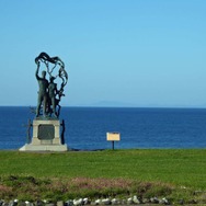 宗谷岬公園に立つ「あけぼの像」。海の向こうにはサハリンが見える