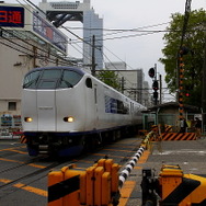 梅田貨物線の西梅田一番踏切（2013年4月末）。地下化により踏切が解消され、道路渋滞が緩和される。