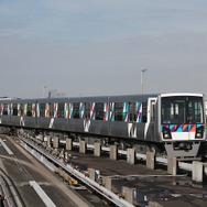 横浜シーサイドラインの通学定期券が来年4月から最大30％値下げされる。写真はシーサイドラインの列車。