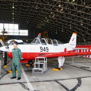 格納庫内で展示されていたT-7。国産の練習機。航空自衛隊のバイロットが最初に乗る機体。