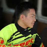 ダートトラックコースでトレーニング中の佐々木歩夢選手。ルーキーズカップを日本人で初制覇した若干16歳だ。