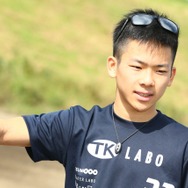 ダートトラックコースでトレーニング中の佐々木歩夢選手。ルーキーズカップを日本人で初制覇した16歳だ。