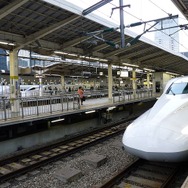 札幌駅を早朝に出発すれば試合開始に間に合う。写真は東京駅で発車を待つ東海道・山陽新幹線の『のぞみ』。