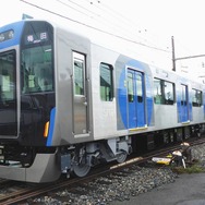 阪神と「坂本？」のコラボポスターには新型電車の5700系も描かれている。