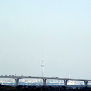 木更津上空を飛ぶオスプレイ。東京湾アクアラインの地上部、遠方にはスカイツリーも見える。
