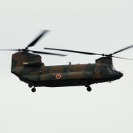 木更津駐屯地に所属する大型ヘリ「CH-47JA チヌーク」も、普段は使用しない固定翼機ルートを飛んで、オスプレイとの騒音レベルを比較する。