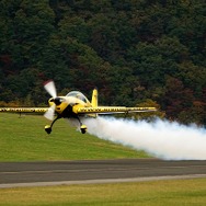 離陸していくエクストラEA-300。オフシーズンは国内でのエアショーに参加している。