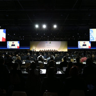 パリ協定を締結・合意した第21回気候変動枠組条約締約国会議（COP21。2015年12月）の開会式。　(c) Getty Images