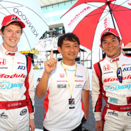 8月のSUPER GT 鈴鹿1000kmでは道上龍監督（中央）率いるドラゴ・コルセ（#15 NSX）の武藤英紀（右）とO.ターベイ（左）がポールポジションを獲得した（ターベイはフォーミュラE参戦の都合上、このレース後にチーム離脱）。
