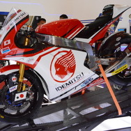 出光興産はメインスポンサーを務める出光ホンダ・チームアジアのMoto2マシンを展示