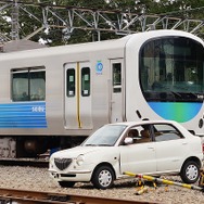震度6の地震が関東地方を襲っている最中に、西武拝島線で踏切事故が起きたという想定で訓練開始。