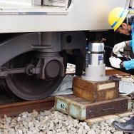 列車の下部に衝突したクルマの破片を巻き込んだという設定なので、それを除去するためのジャッキアップ準備。