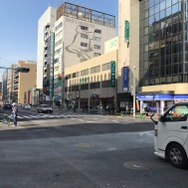 博多駅前2丁目交差点。陥没現場は左前方。