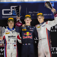 GP2の今季最終戦アブダビ、レース1で松下信治（左）は2位表彰台を獲得。