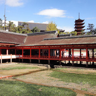 干潮時の嚴島神社と青い空