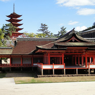 干潮時の嚴島神社と青い空、五重塔