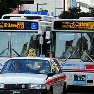 博多バスターミナル周辺を行く路線バス