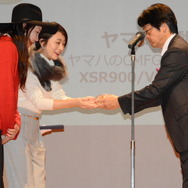 トロフィーを受け取るヤマハ発動機担当デザイナーの永田智美さん（左）と早瀬季里さん