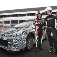 ヤリスWRCと、豊田章男氏、T.マキネン氏（11月に富士スピードウェイで開催されたTGRFにて）。