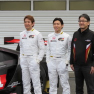 #16 無限の（左から）武藤、中嶋、手塚監督。