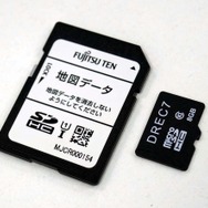 「録ナビ」に同梱されるメモリーカードは、地図データ用SDカード(左)とドラレコ用マイクロSDカードの2枚