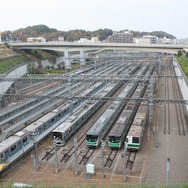 唐木田車庫を上から眺めてみると、4・5番線（右）が車庫内の他の線路から少し離れて設置されているのがよく分かる（2011年11月撮影）。