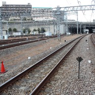 4・5番線（右）は唐木田駅（奥）の1・2番線に直接つながっている。