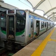 仙台空港アクセス線は2017年3月のダイヤ改正で増発される。写真は仙台空港駅に停車中の列車。