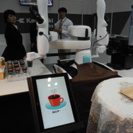 川崎重工のブースでは自社製ロボットがコーヒーを給仕