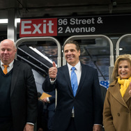 12月22日、96丁目駅でのプレビュー。左からニューヨーク市都市交通局のトム・プレンダーガスト会長兼CEO、ニューヨーク州のアクドリュー・クオモ知事、キャロリン・マロニー下院議員　(c) Getty Images
