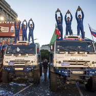 トラックの総合優勝はカマズの#505 ニコラエフ組（右）。