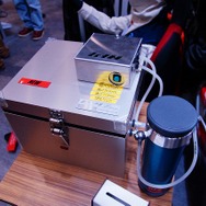 ボックス型の冷却機は車載を前提としたもの。