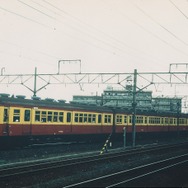 「初代・新潟色」の車両は大半が70系だったが、他の系列の車両も混じっていた。写真左の先頭車はクハ68形。