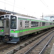 妙高高原駅で発車を待つ、えちごトキめき鉄道妙高はねうまラインの列車。同駅でしなの鉄道北しなの線と連絡している。