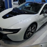 ブースにはフォーミュラーEのセーフティカーをイメージする、市販されているBMW i8を展示した