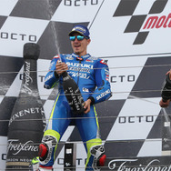 スズキのマーベリック・ビニャーレス選手は、2016 MotoGP第12戦イギリスGPで優勝。