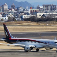 愛知県営名古屋空港の誘導路を進むMRJ初号機。