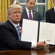 TPP離脱の大統領令に署名したトランプ大統領。　(c) Getty Images