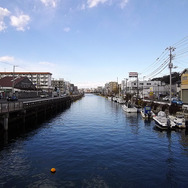 横浜市電保存館の脇を流れる掘割川