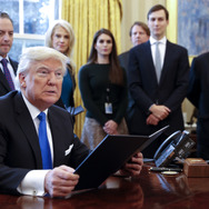 原油のパイプライン計画などに署名したトランプ大統領　(c) Getty Images