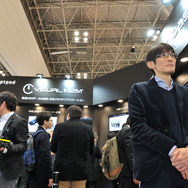 アプトポッド代表取締役 坂元淳一氏とオートモーティブワールドでのブース展示