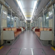長堀鶴見緑地線の車内デザインは淡い桜色で統一されている。