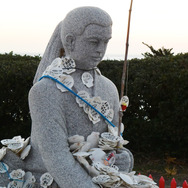 浦島太郎の像。ここにも願い事が書かれた貝殻が無数に。