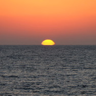 日没後半、今度は太陽がレンズ状に変形。