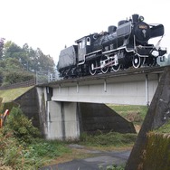 未成線の遺構は各地に点在しており、一部は観光などに活用されている。写真は橋りょうで蒸気機関車を展示保存している高千穂線。