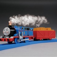 「蒸気」を吐き出しながら走る「トーマス」のイメージ。実際は蒸気ではなく霧状の水が煙突から吐き出される。