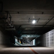トンネル下部の避難用通路。施設のメンテナンスにも利用される。