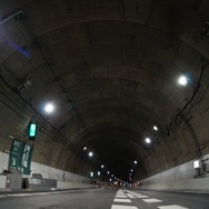 シールド工法で掘削されたトンネルは直径12.3mの円形。上部の2/3を車道として、下部の1/3を避難通路として使用する。照明は高輝度LEDとなっている。