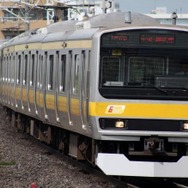 中央・総武線の各駅停車で使用されている電車のイメージ。600両のうち6ドア車のわずか1両だけ「菜の花色の吊手」が装備される。