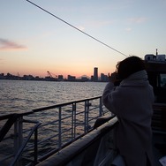 乗客はみな、美しい夕暮れの横浜の街の風景を写真に収めていた。